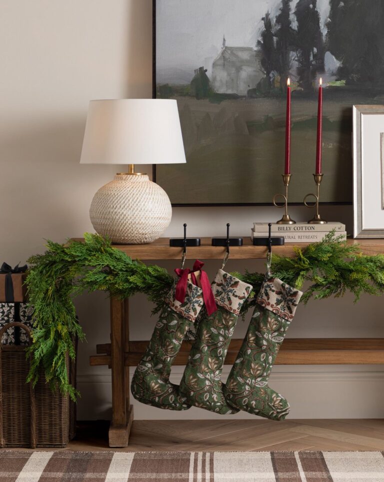 Cozy Entryway Christmas Decor Ideas That make Guest Feel Welcome