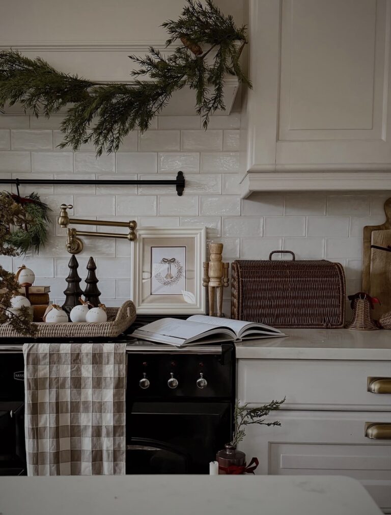 10 Christmas Kitchen Decorating Ideas That Make the Season Feel Extra Cozy